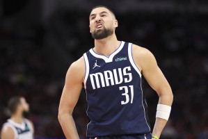 皇冠体育登录入口-手感冰凉！克莱出战22分钟8中1仅得5分2板2助 三分6中1